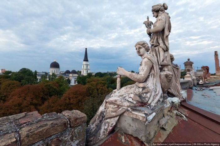 Визначні пам'ятки Одеси: пляжі, дахи, будинки і люди Визначні пам'ятки Одеси: пляжі, дахи, будинки і люди