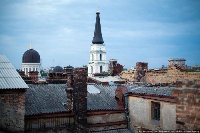 Визначні пам'ятки Одеси: пляжі, дахи, будинки і люди Визначні пам'ятки Одеси: пляжі, дахи, будинки і люди