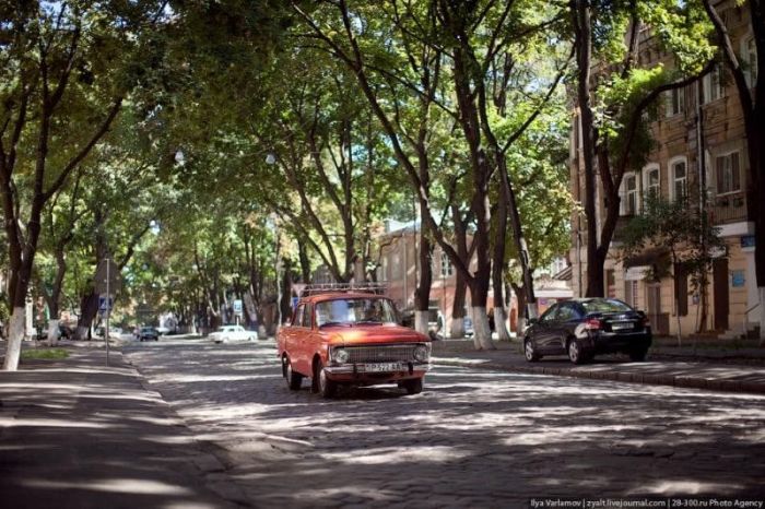 Визначні пам'ятки Одеси: пляжі, дахи, будинки і люди Визначні пам'ятки Одеси: пляжі, дахи, будинки і люди