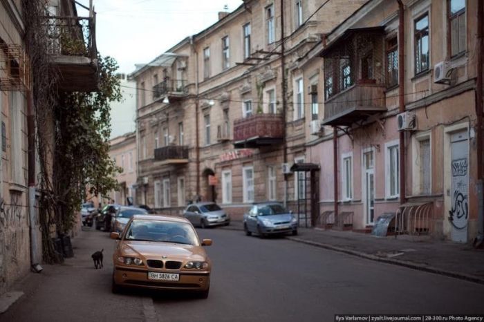 Визначні пам'ятки Одеси: пляжі, дахи, будинки і люди Визначні пам'ятки Одеси: пляжі, дахи, будинки і люди
