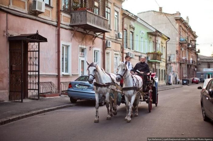 Визначні пам'ятки Одеси: пляжі, дахи, будинки і люди Визначні пам'ятки Одеси: пляжі, дахи, будинки і люди