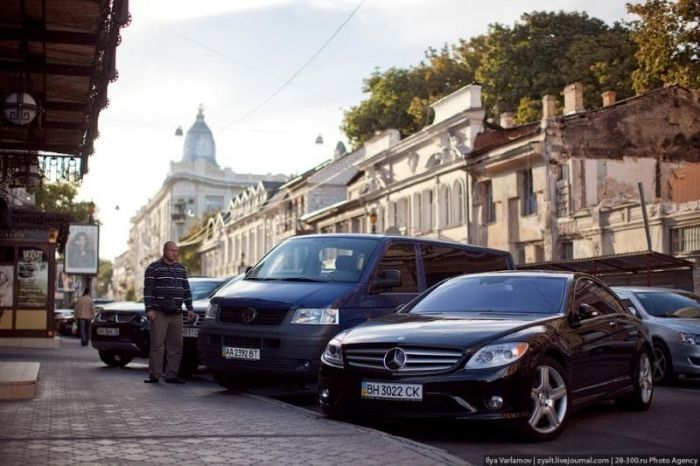 Визначні пам'ятки Одеси: пляжі, дахи, будинки і люди Визначні пам'ятки Одеси: пляжі, дахи, будинки і люди