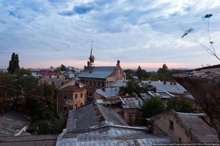 Визначні пам'ятки Одеси: пляжі, дахи, будинки і люди Визначні пам'ятки Одеси: пляжі, дахи, будинки і люди
