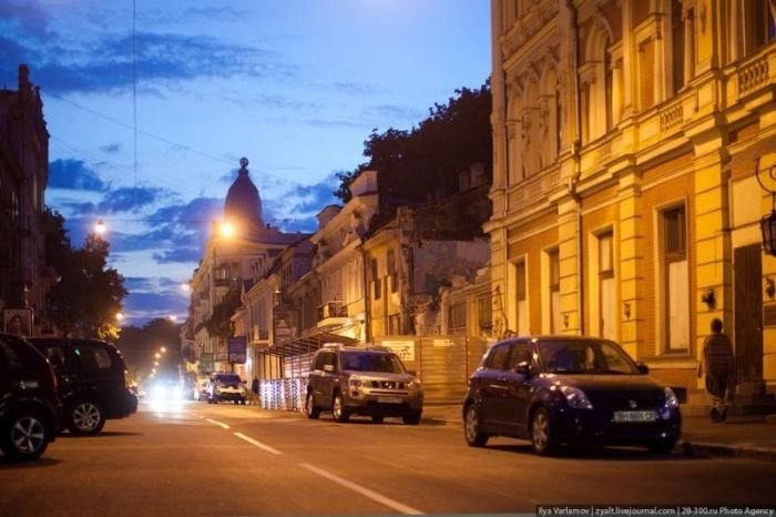 Визначні пам'ятки Одеси: пляжі, дахи, будинки і люди Визначні пам'ятки Одеси: пляжі, дахи, будинки і люди
