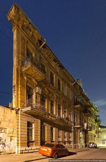 Визначні пам'ятки Одеси: пляжі, дахи, будинки і люди Визначні пам'ятки Одеси: пляжі, дахи, будинки і люди