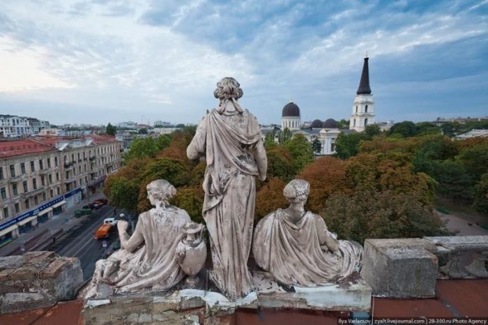 Визначні пам'ятки Одеси: пляжі, дахи, будинки і люди Визначні пам'ятки Одеси: пляжі, дахи, будинки і люди