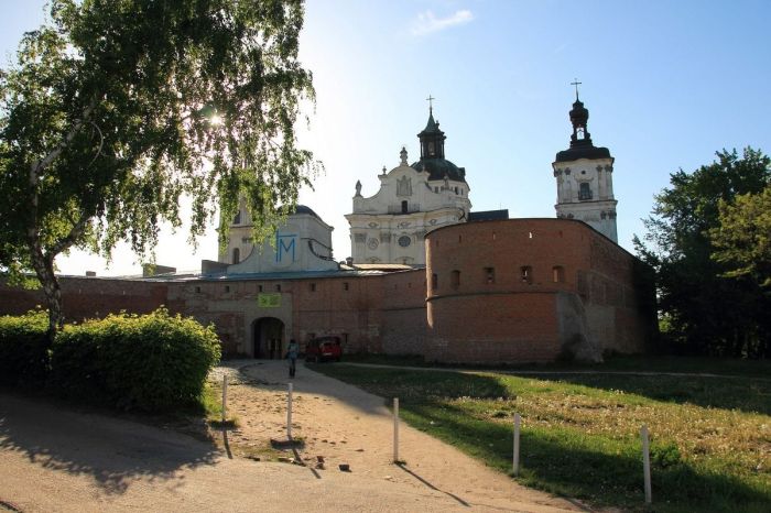 Садиби Терещенків, лелеки, сонце і монастир босих кармелітів Садиби Терещенків, лелеки, сонце і монастир босих кармелітів