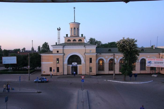 Садиби Терещенків, лелеки, сонце і монастир босих кармелітів Садиби Терещенків, лелеки, сонце і монастир босих кармелітів